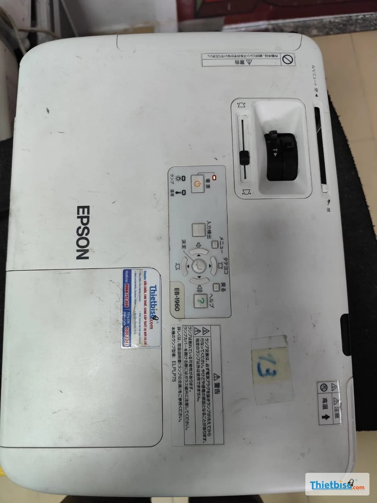 Máy chiếu Epson EB-1960 cho thuê nhìn từ trên xuống, rõ bảng điều khiển và ống kính