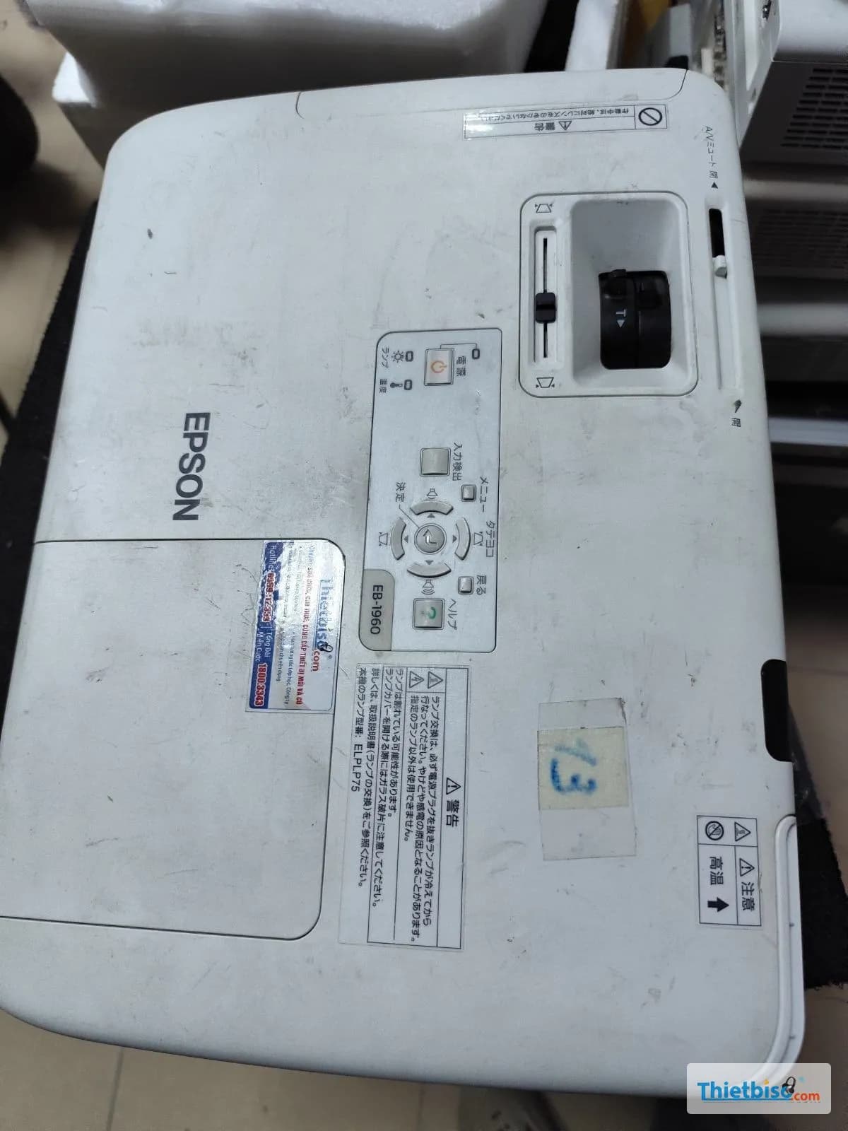 Máy chiếu Epson EB-1960 cho thuê nhìn từ trên xuống, thân máy dán nhãn số 13