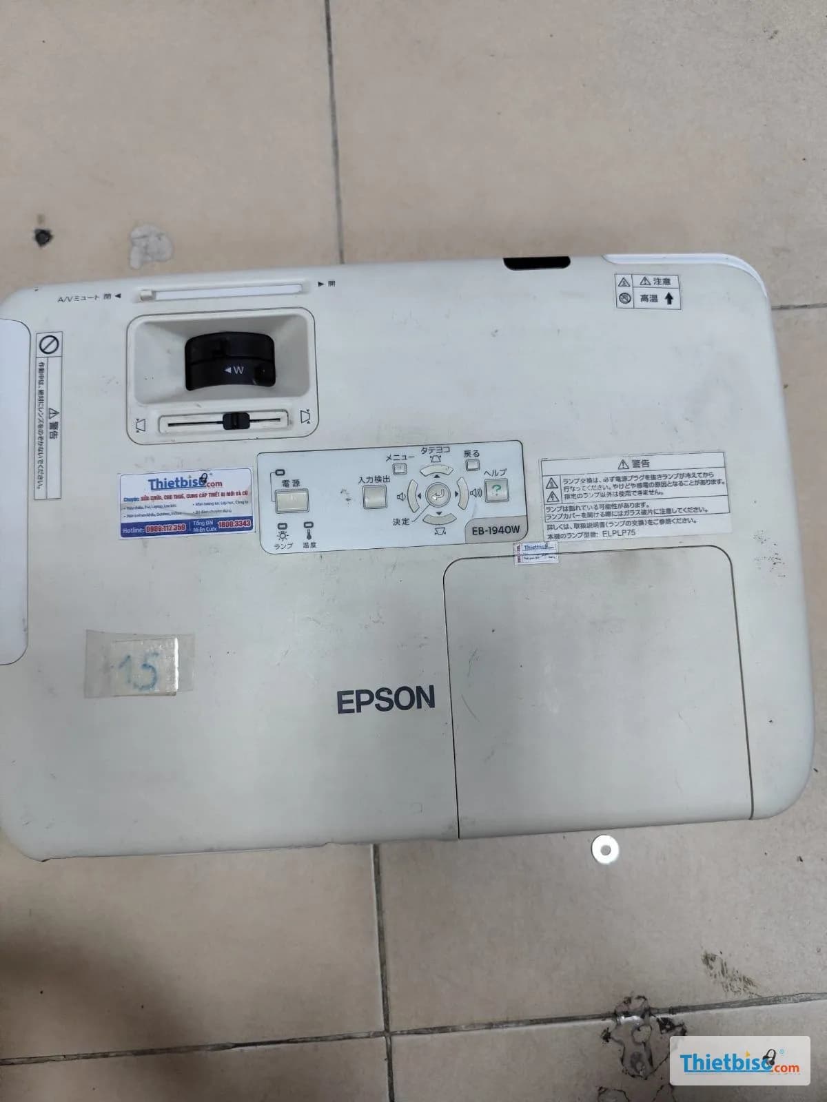 Máy chiếu Epson EB-1940W cho thuê đặt trên nền gạch, chụp từ trên xuống