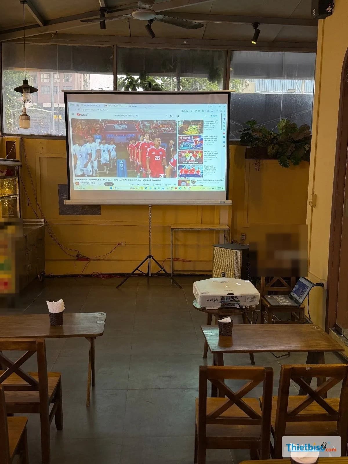 Quán cà phê ở Thanh Xuân dùng màn chiếu chân ba chân và máy chiếu thuê để xem bóng đá