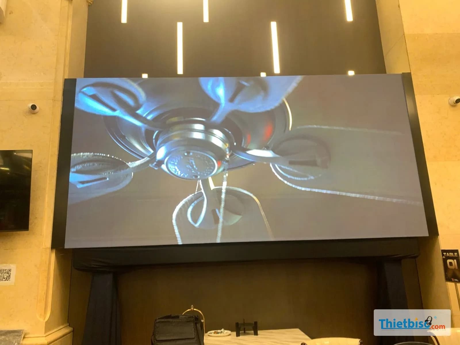 Khảo sát địa điểm trước khi thuê màn LED: kỹ thuật viên kiểm tra những gì