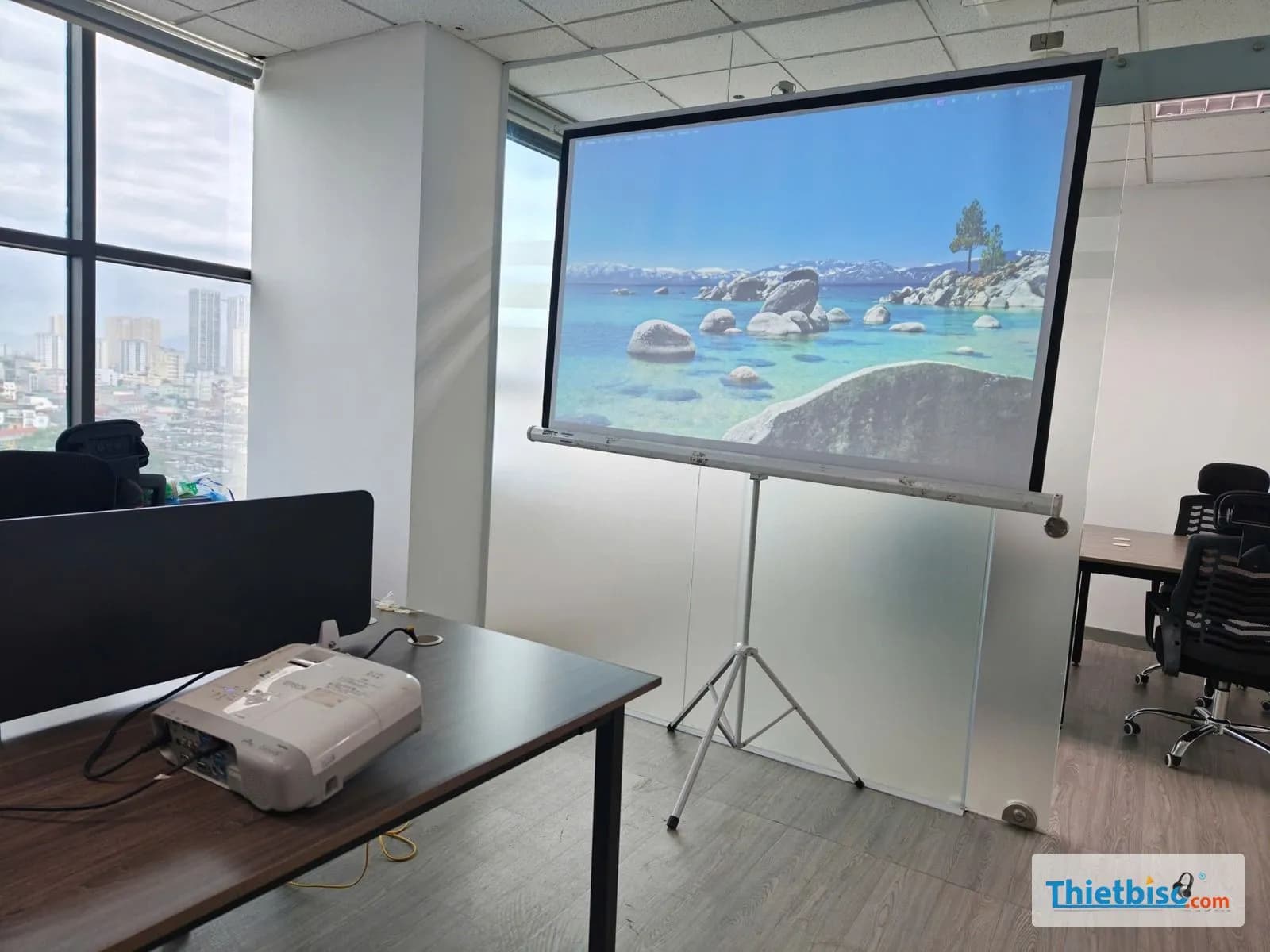 Máy chiếu mini hay máy chiếu văn phòng cho phòng họp nhỏ: chọn theo ánh sáng và số người