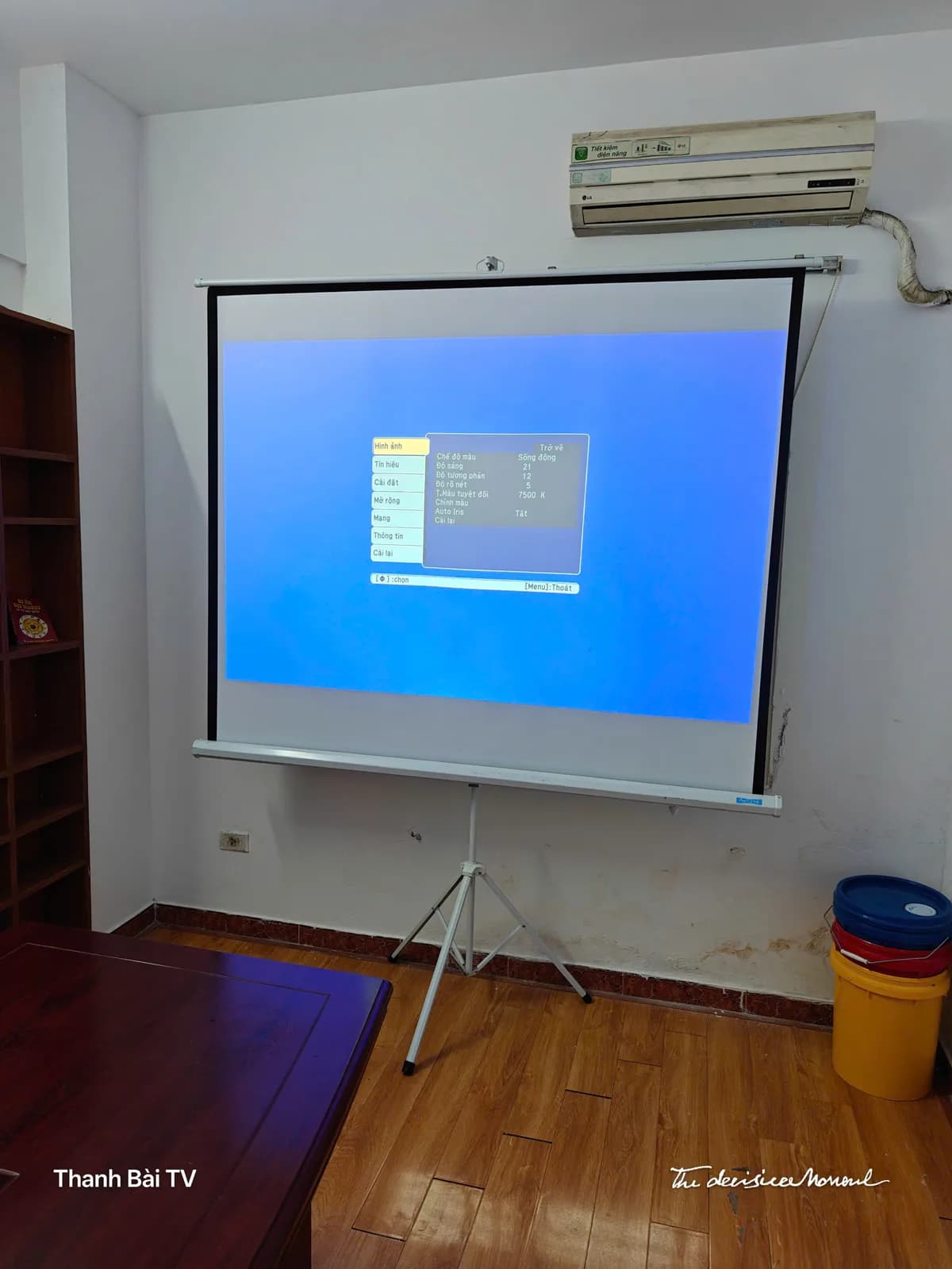 Màn chiếu có chân 100 inch (1,8×1,8m) dựng sẵn trong phòng họp nhỏ