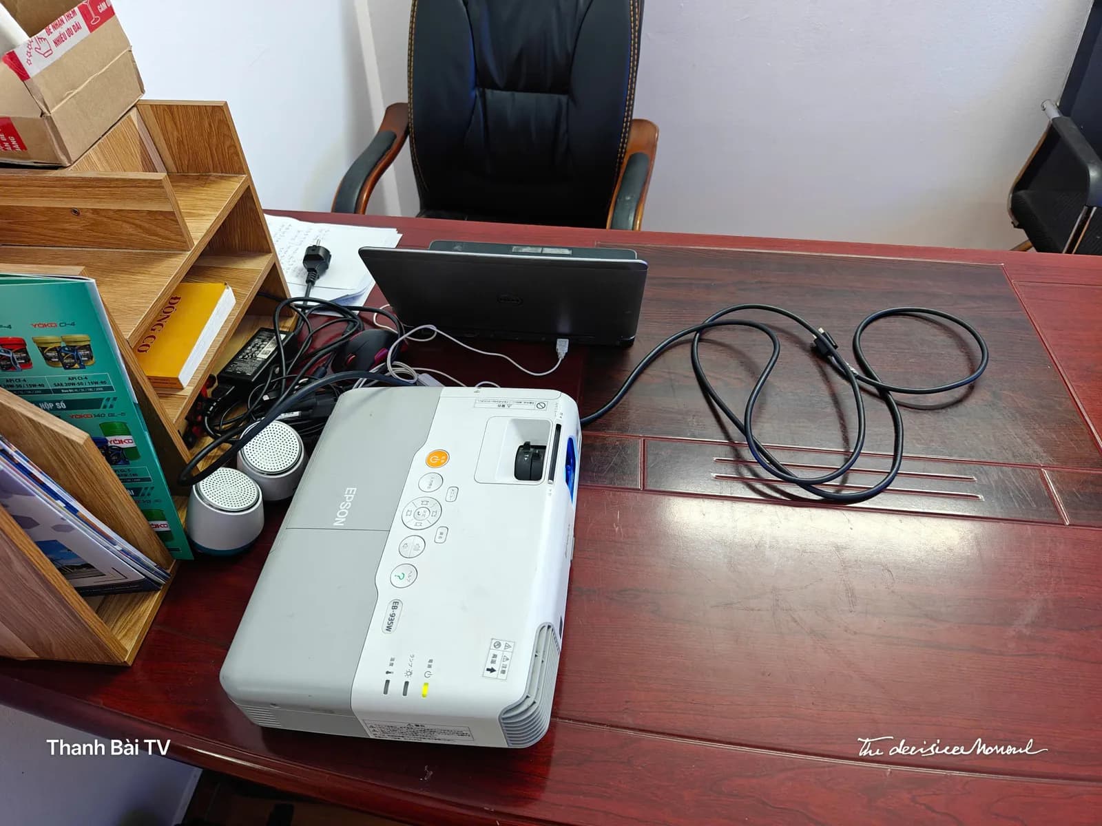 Máy chiếu kèm dây HDMI và phụ kiện kết nối THIETBISO.COM chuẩn bị cho khách