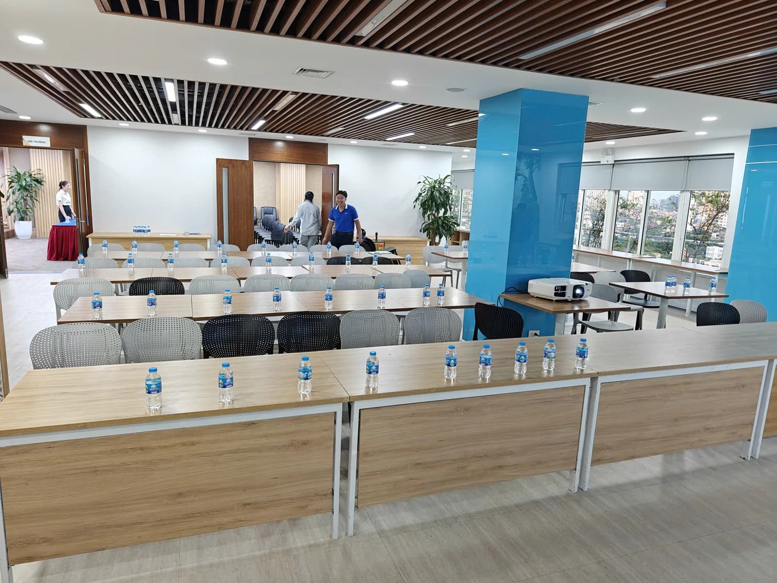 Hội trường đào tạo sau khi lắp đặt bộ máy chiếu 6