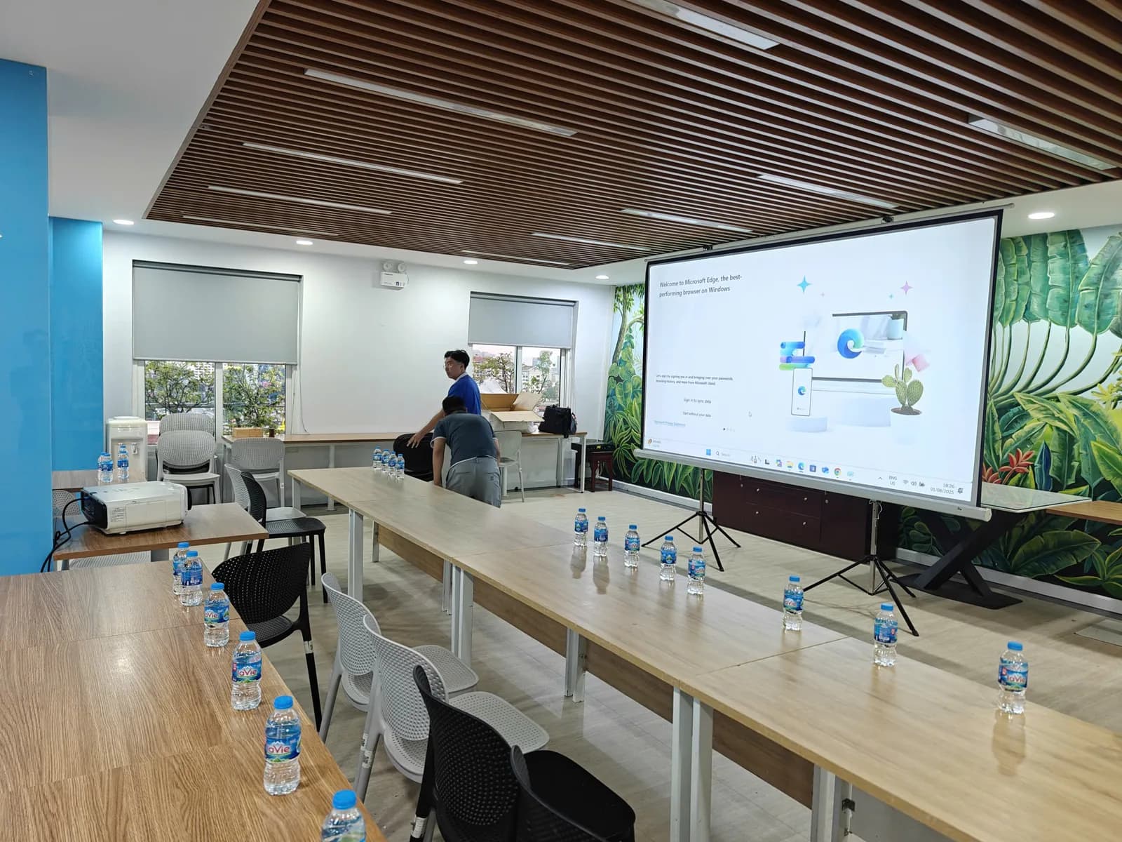 Màn khung 150 inch lắp cho phòng họp lớn khoảng 70 khách
