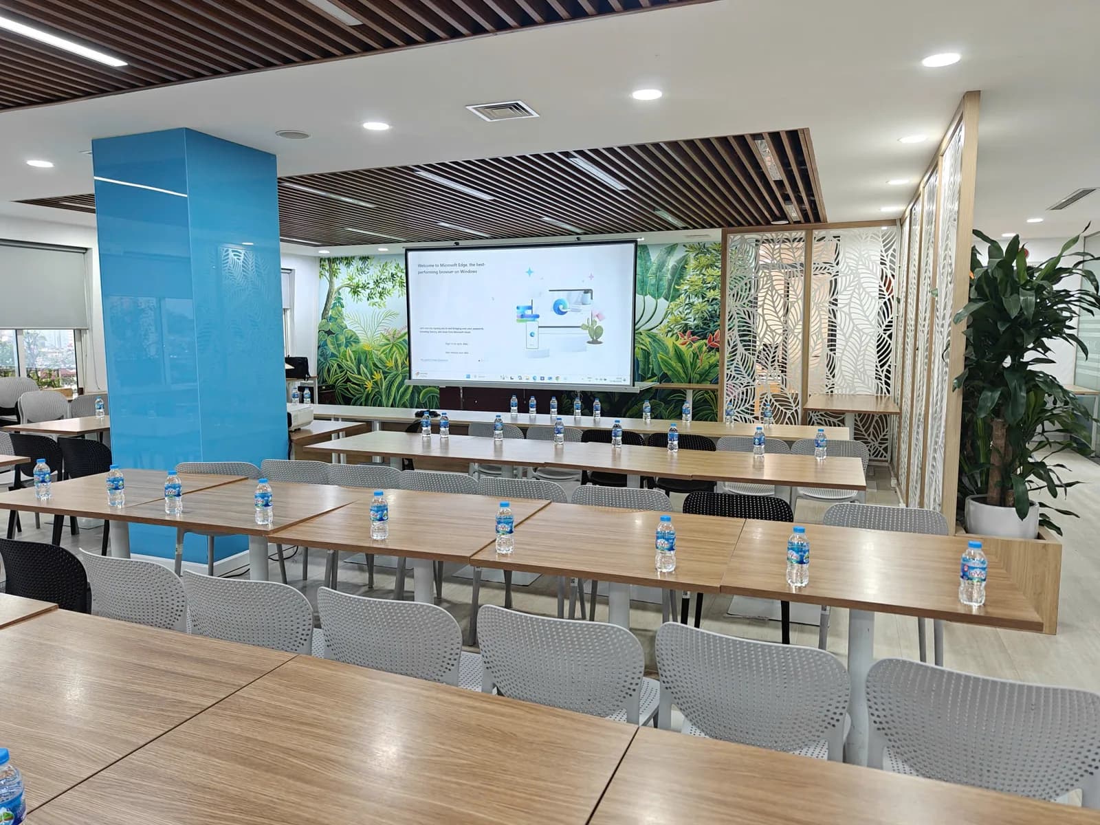 Phòng hội nghị bàn dài với màn khung 150 inch