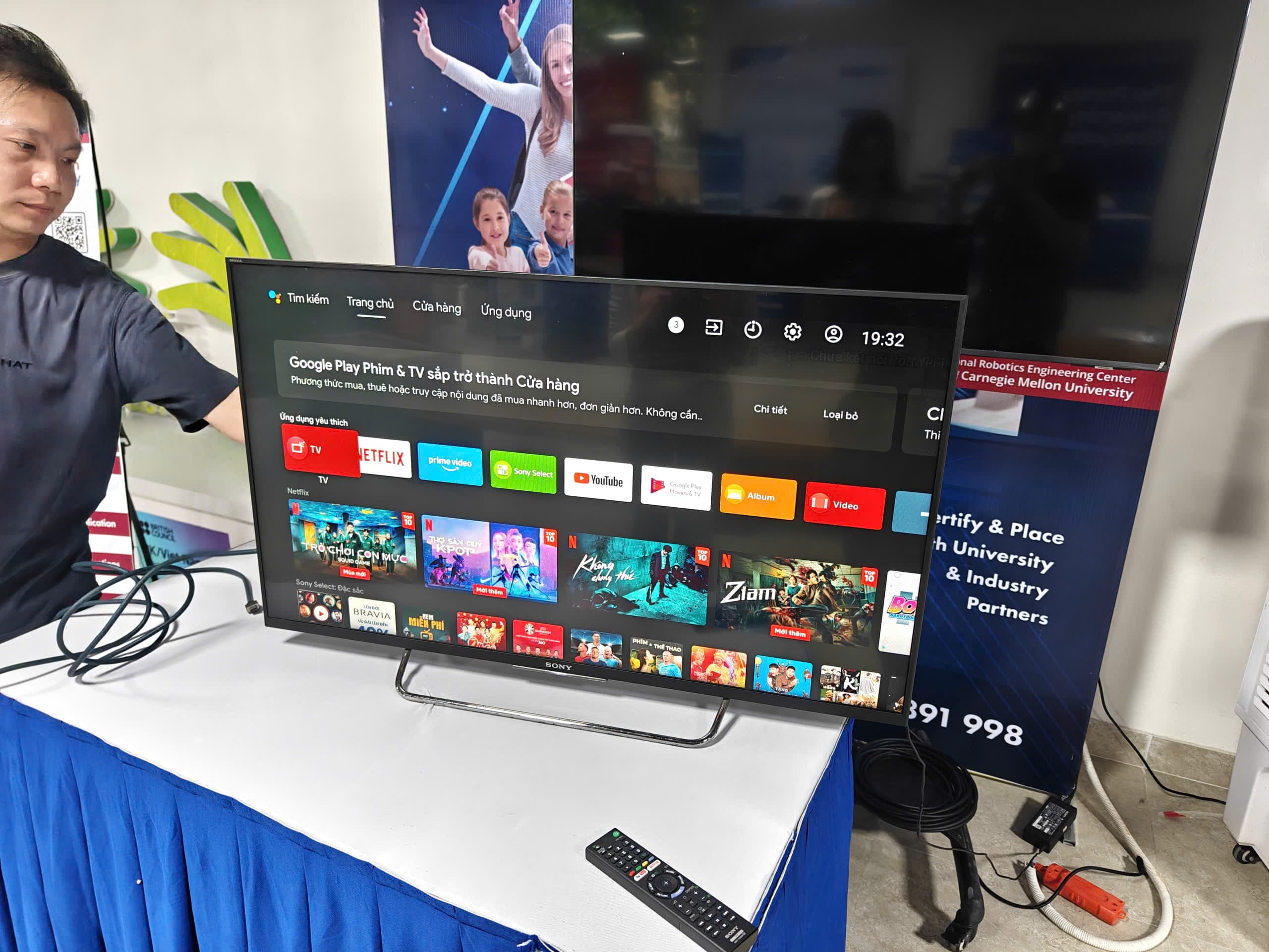 Tivi 42 inch chân đứng làm standee điện tử đón khách