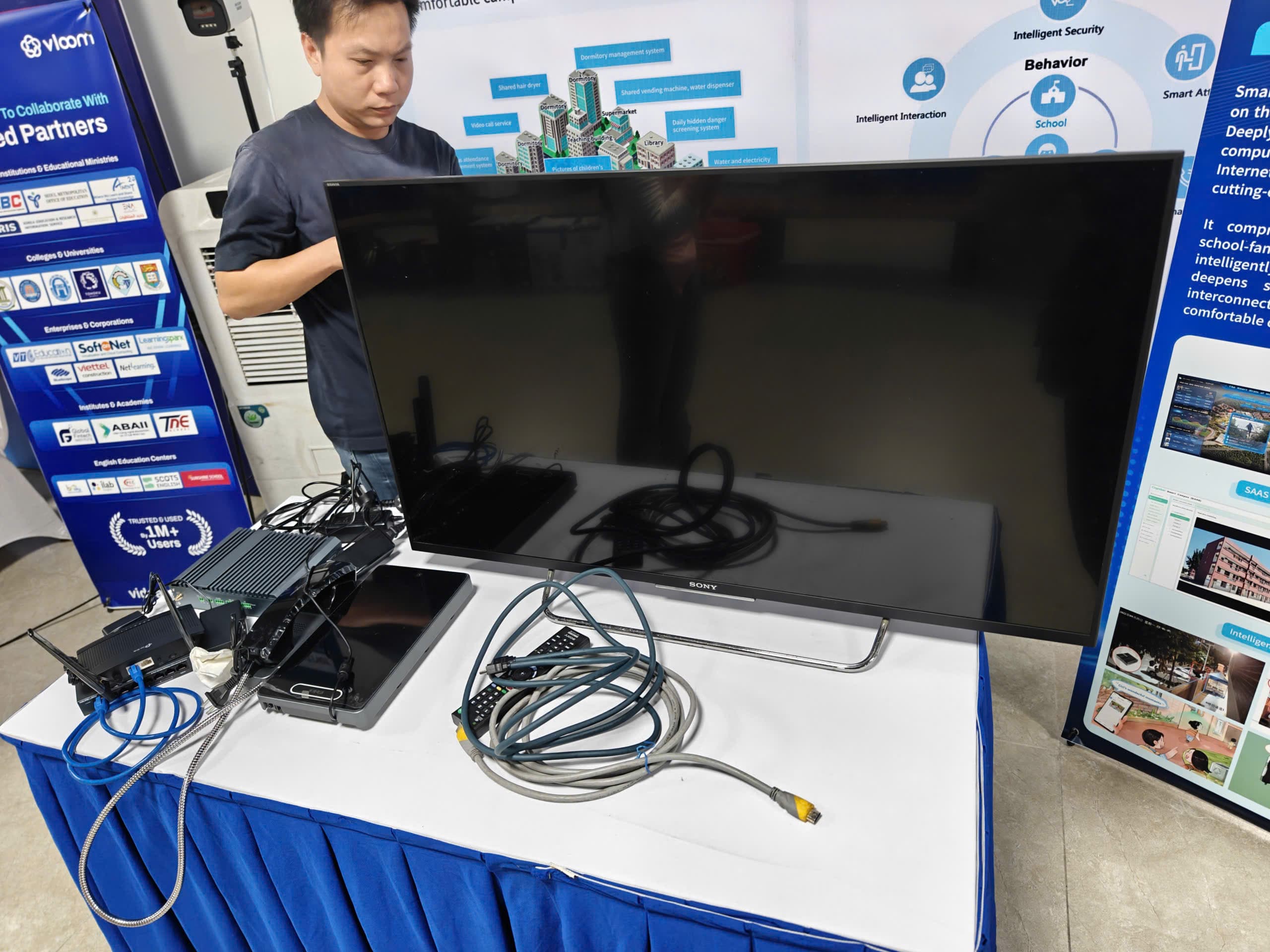 Lắp đặt tivi 42 inch tại quầy demo sản phẩm
