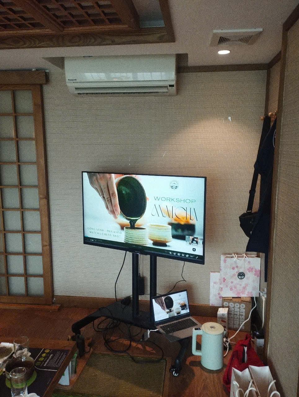 Kỹ thuật viên căn chỉnh tivi 42 inch trước sự kiện