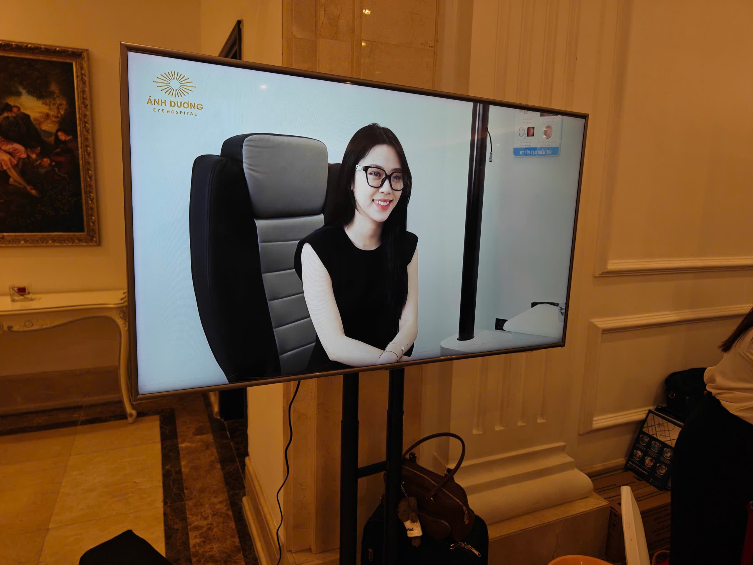 Tivi 55 inch chân đứng trình chiếu video tại gian hàng sự kiện