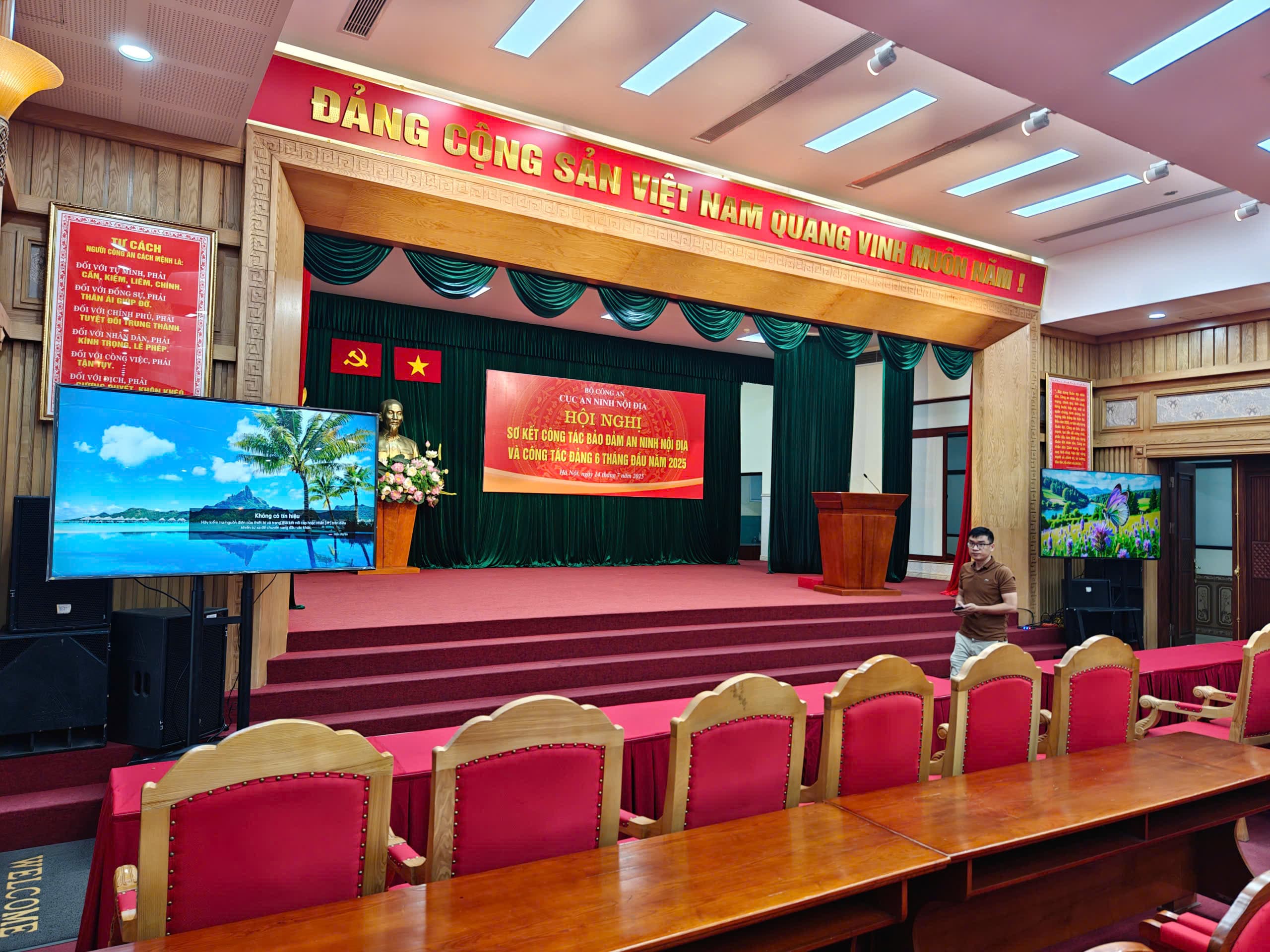 Tivi 75 inch chân đứng trên sân khấu sự kiện