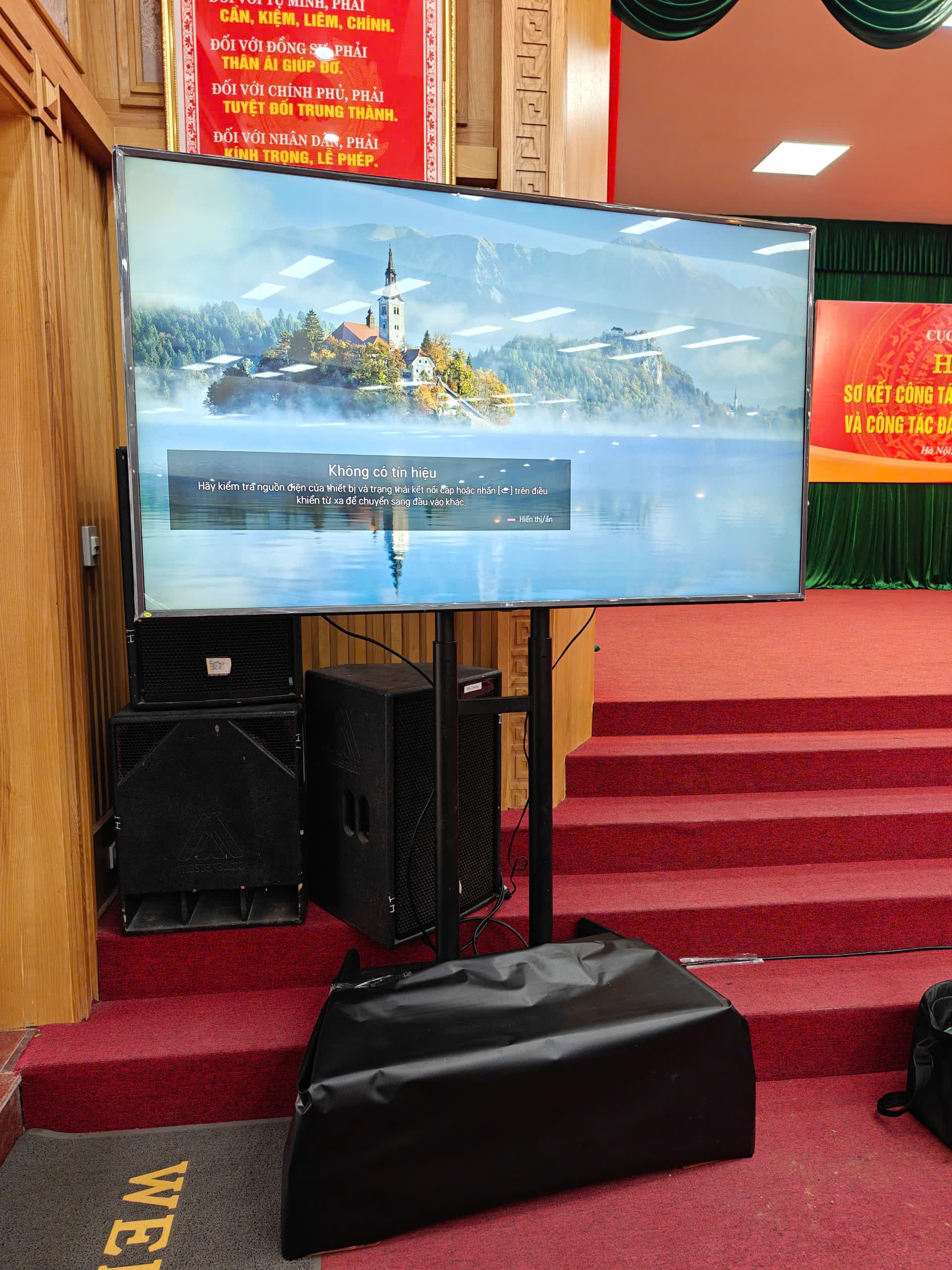 Lắp đặt tivi 75 inch cho lễ khai giảng trường học