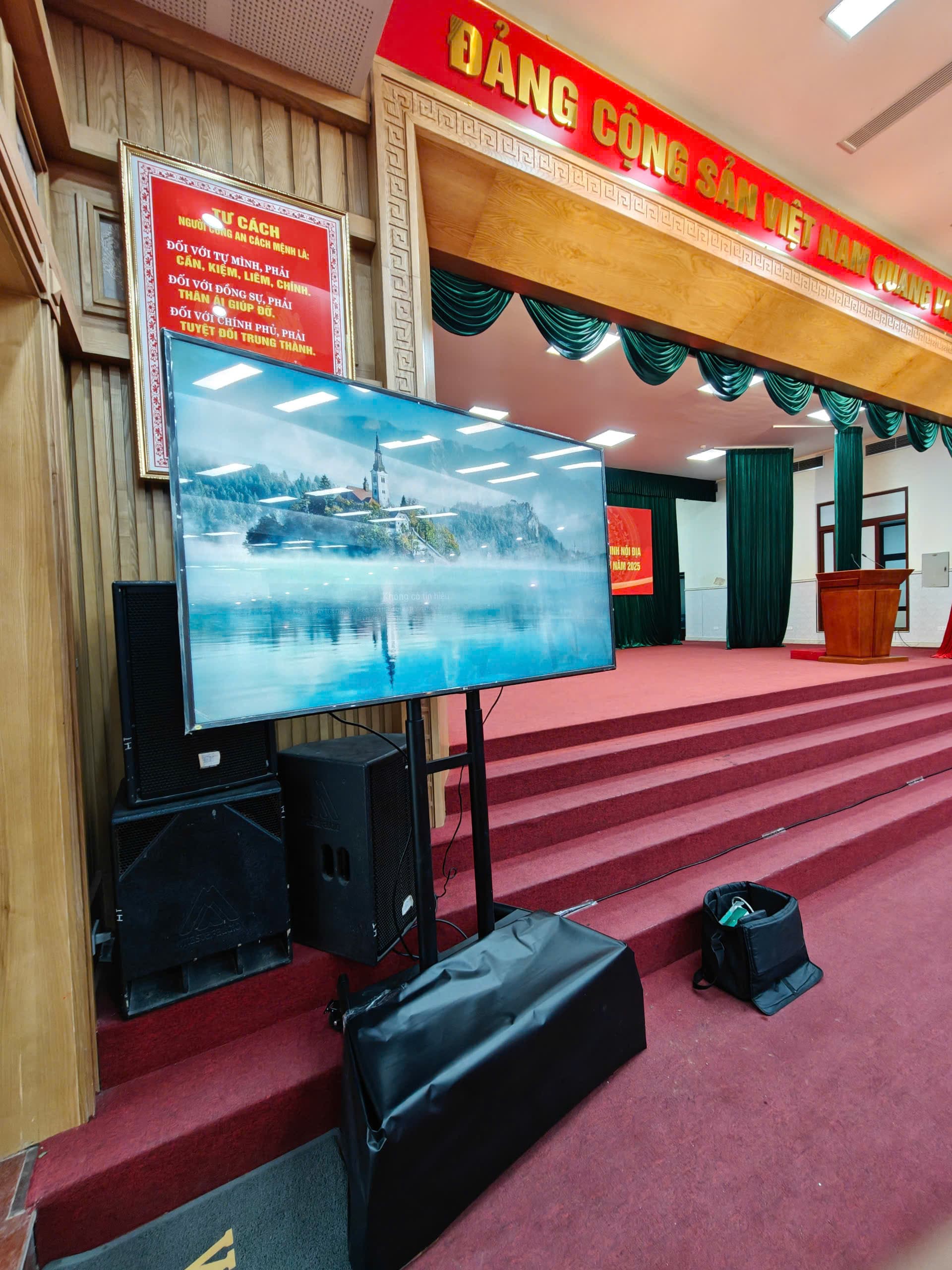 Tivi 75 inch trình chiếu tại họp báo Hà Nội