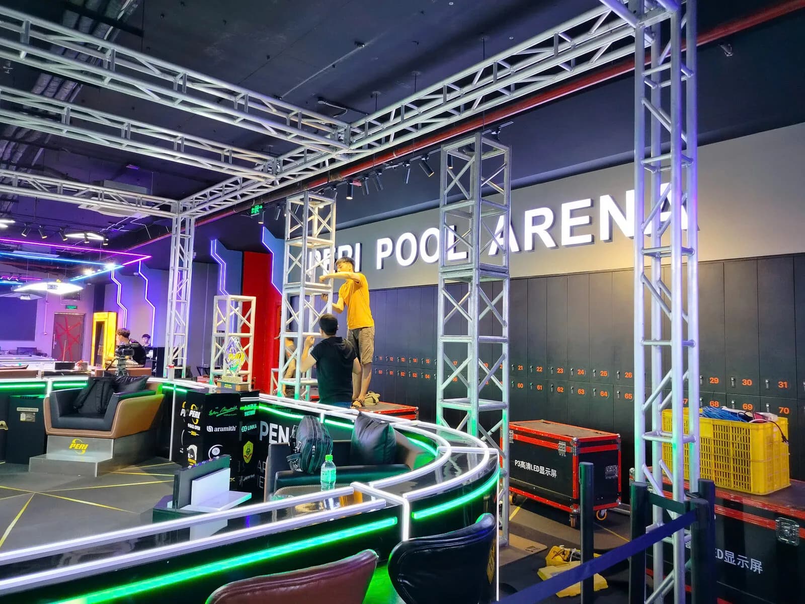 Khu vực sân khấu Peri Pool Arena với màn LED do THIETBISO thi công