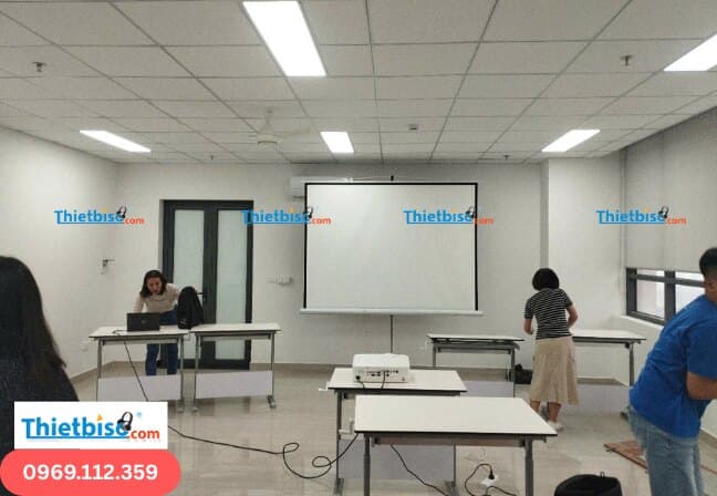 Màn chiếu và máy chiếu lắp đặt hoàn thiện trong phòng học
