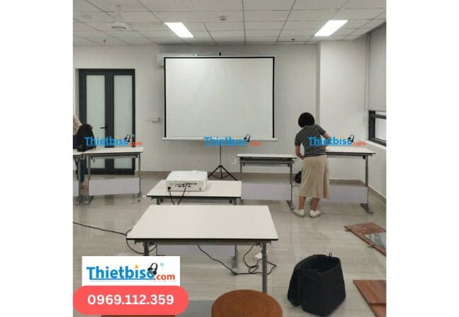 Kỹ thuật viên THIETBISO.COM căn chỉnh hình chiếu