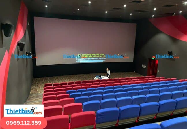 Toàn cảnh phòng chiếu với hệ thống máy chiếu mới
