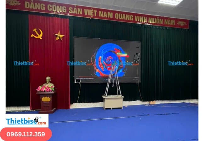 Kỹ thuật viên THIETBISO.COM kiểm tra module LED trên sân khấu