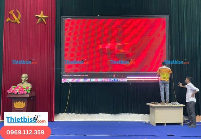 Thi công sửa màn LED trên sân khấu hội trường