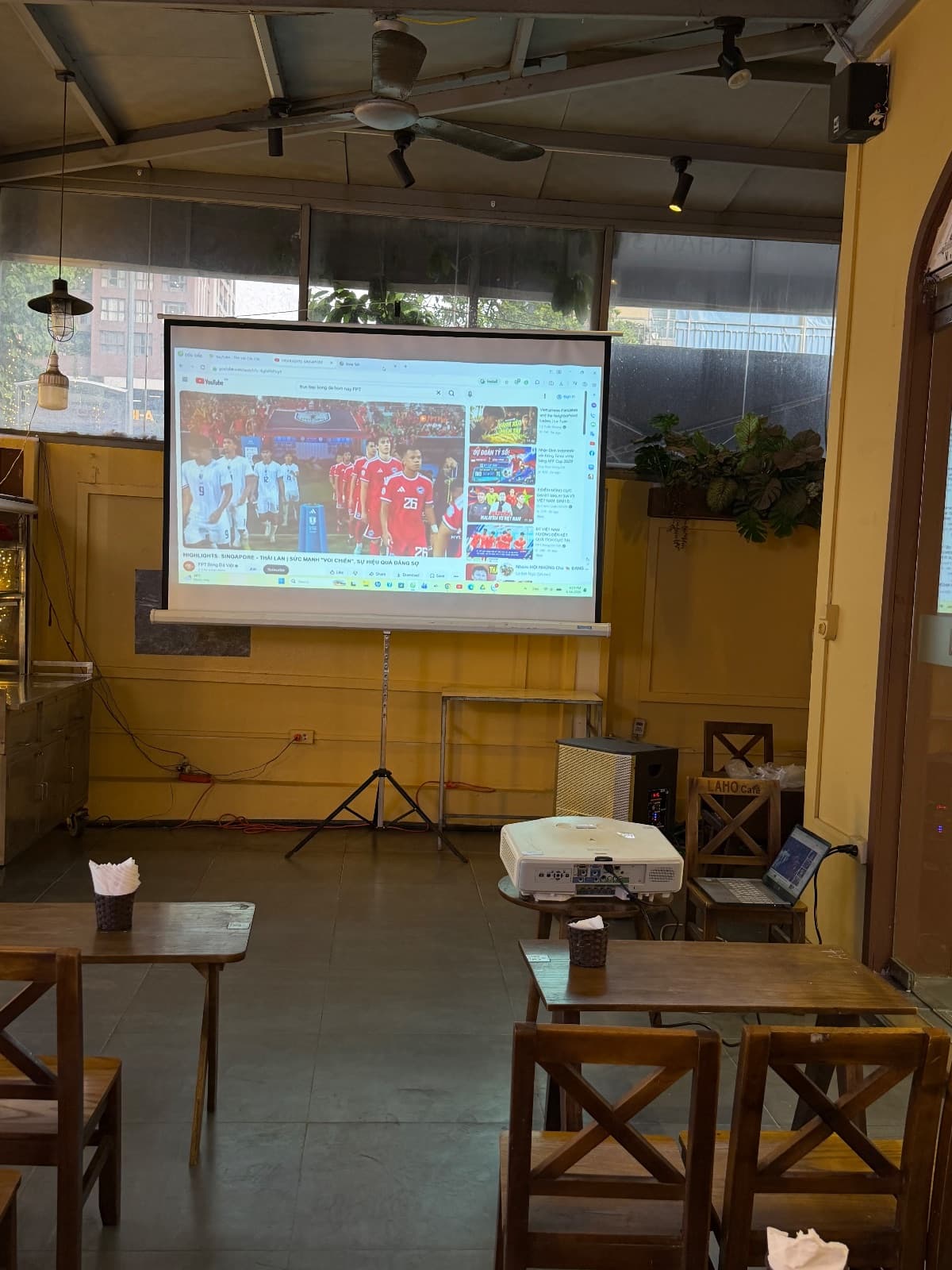 Lắp đặt gấp máy chiếu 5000 Ansi phục vụ xem bóng đá tại quán cafe Thanh Xuân