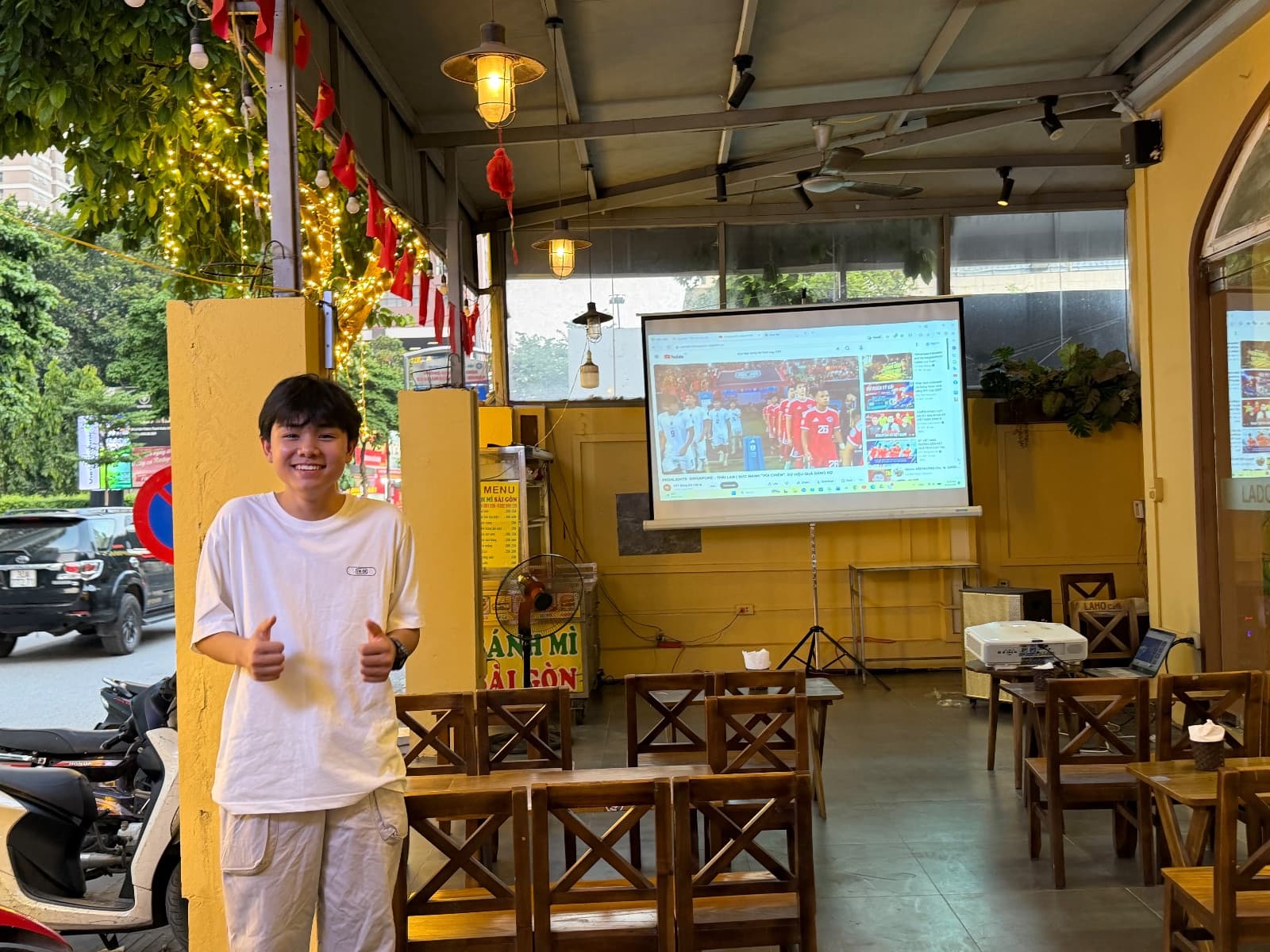 Lắp đặt gấp máy chiếu 5000 Ansi phục vụ xem bóng đá tại quán cafe Thanh Xuân