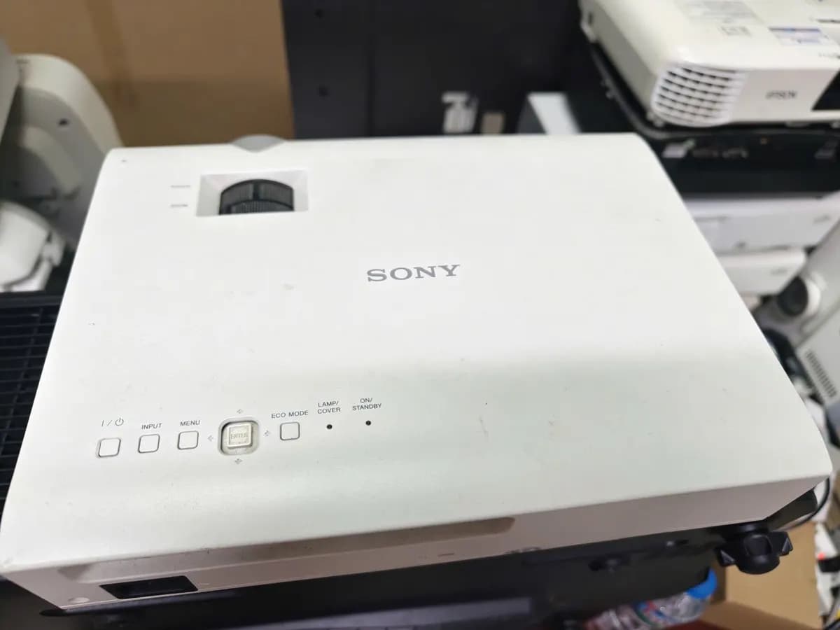 Sửa máy chiếu Sony: lỗi sọc hình, mờ, mất màu, bóng đèn và những điều cần biết