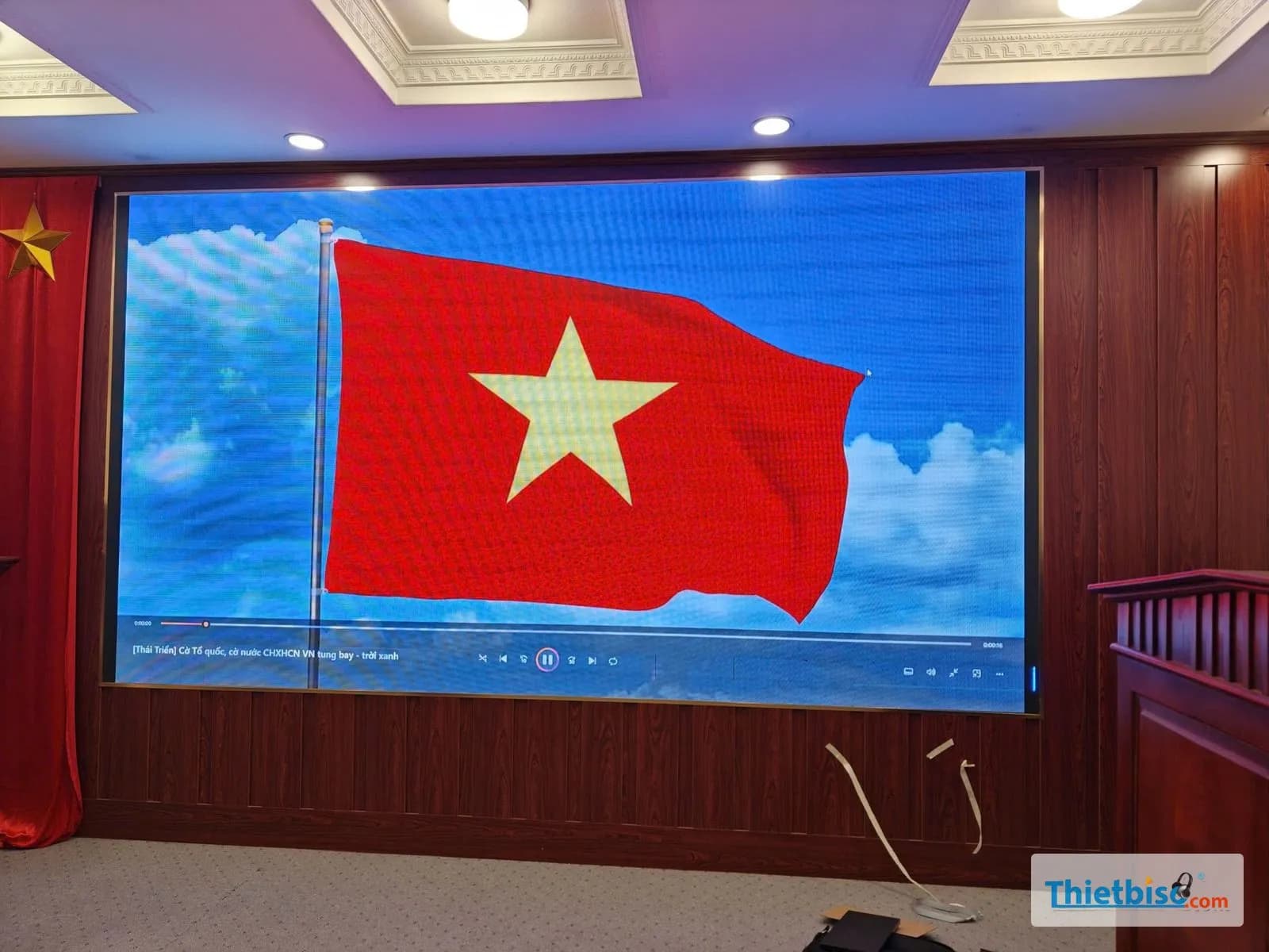 Màn LED tiệc tất niên tại nhà hàng: chọn cỡ màn và cách bố trí cho sảnh trần thấp