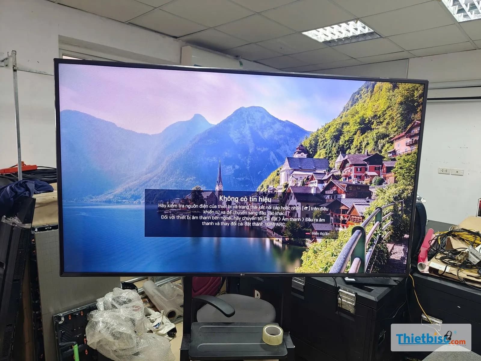 Tivi 100 inch nặng bao nhiêu? Kích thước thùng và cách đưa vào sự kiện