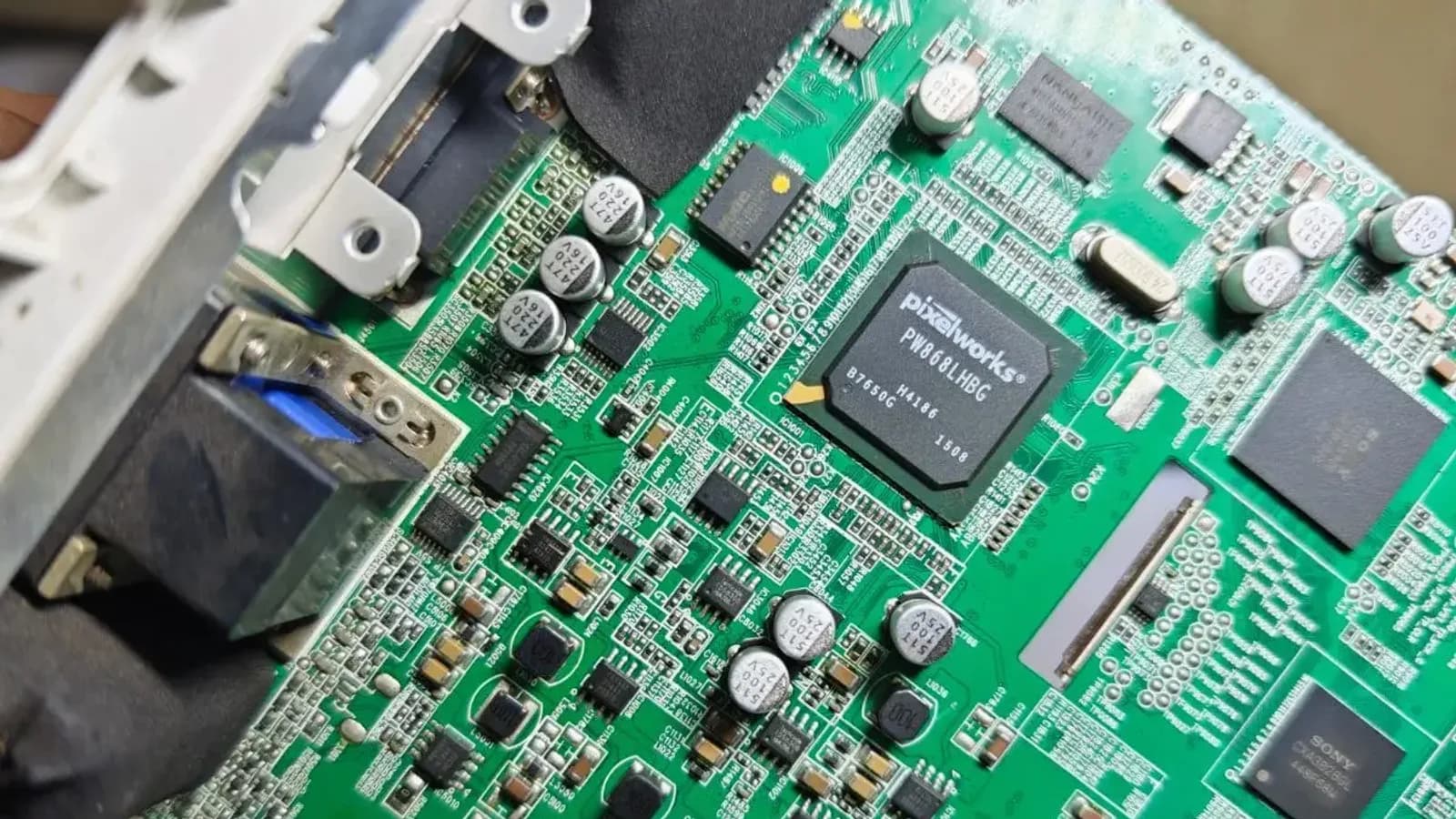 Máy chiếu hư mainboard: dấu hiệu nhận biết và những điều cần biết trước khi sửa