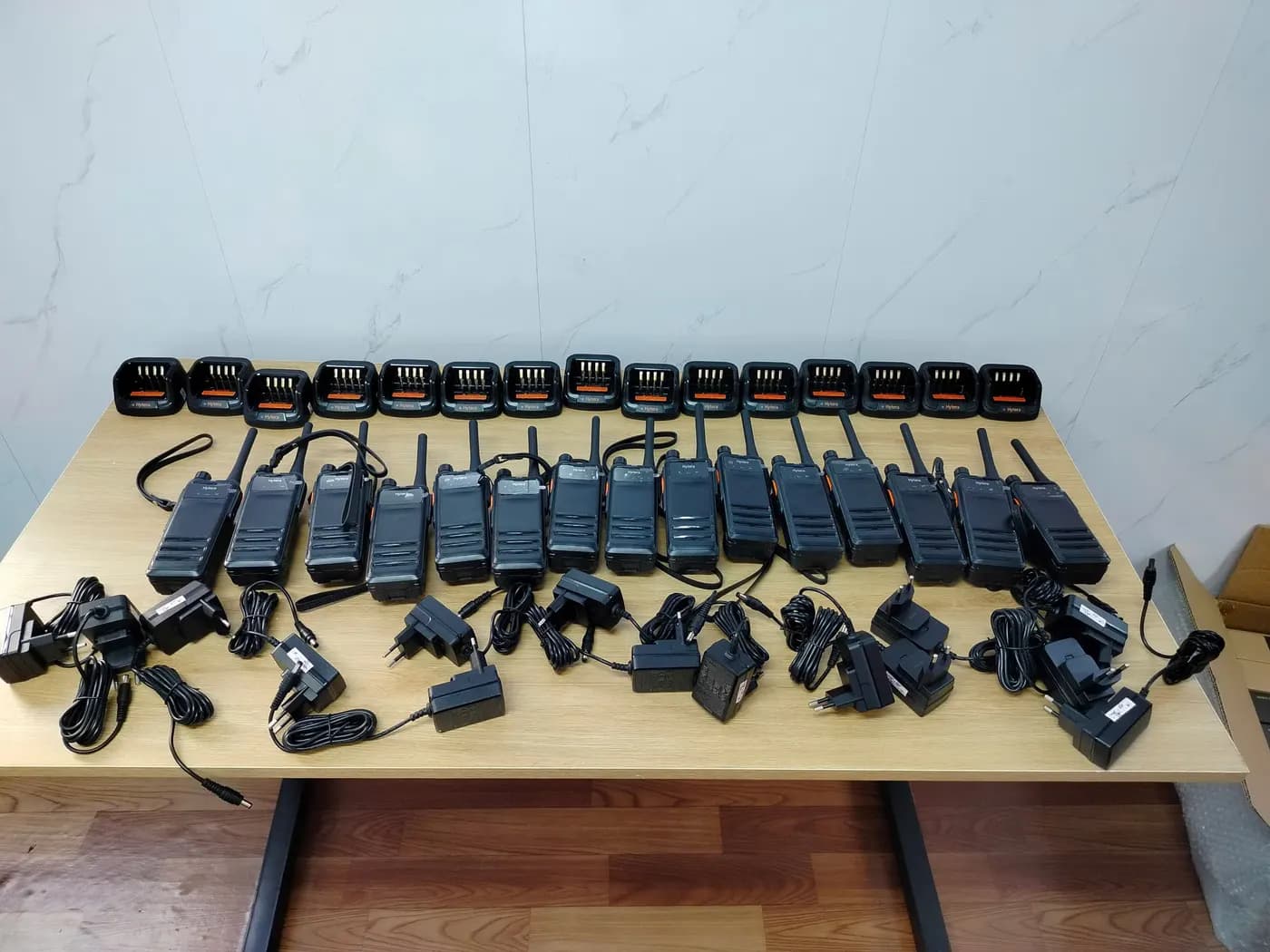 Một lô bộ đàm chống cháy nổ Hytera kèm đế sạc và adapter