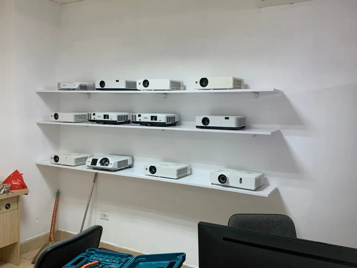Giá thuê máy chiếu 1 ngày: trọn bộ gồm gì, cộng thêm gì