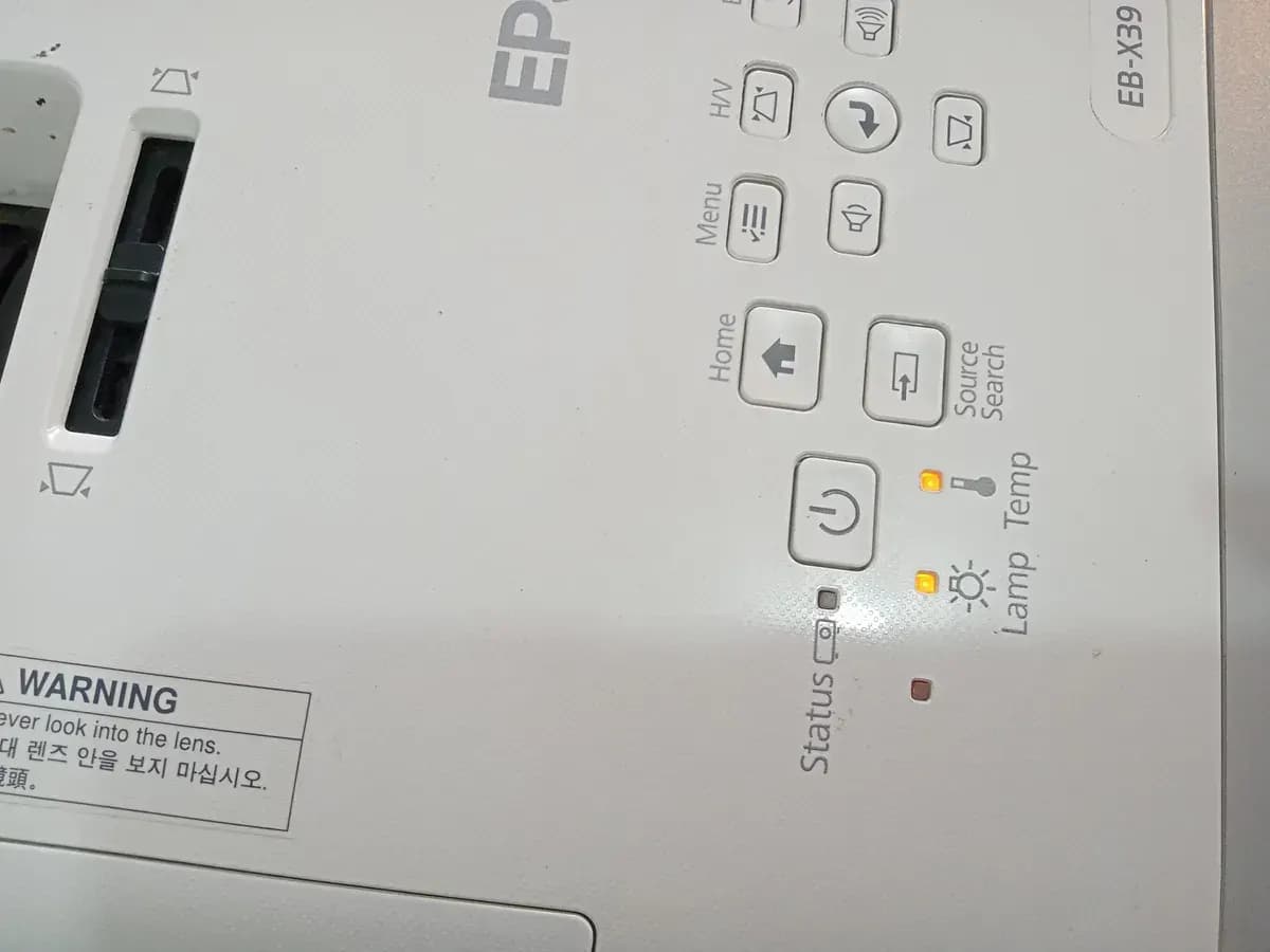 Bảng đèn báo Lamp và Temp cùng sáng trên một máy chiếu Epson EB-X39