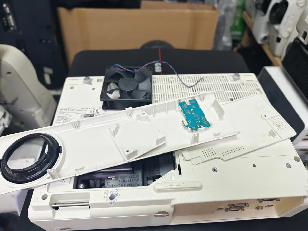 Máy chiếu Sony tháo nắp lộ quạt tản nhiệt và bo mạch nhỏ