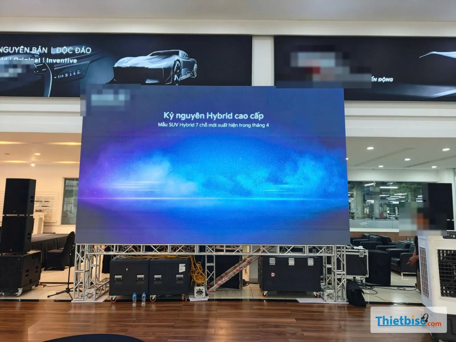 Màn LED lớn dựng trên khung truss trong sảnh sự kiện