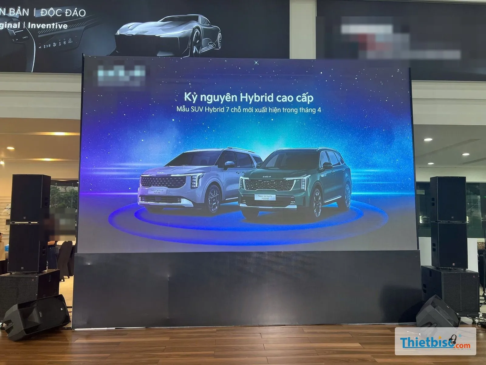 Màn LED lớn cùng cột loa hai bên tại sảnh showroom