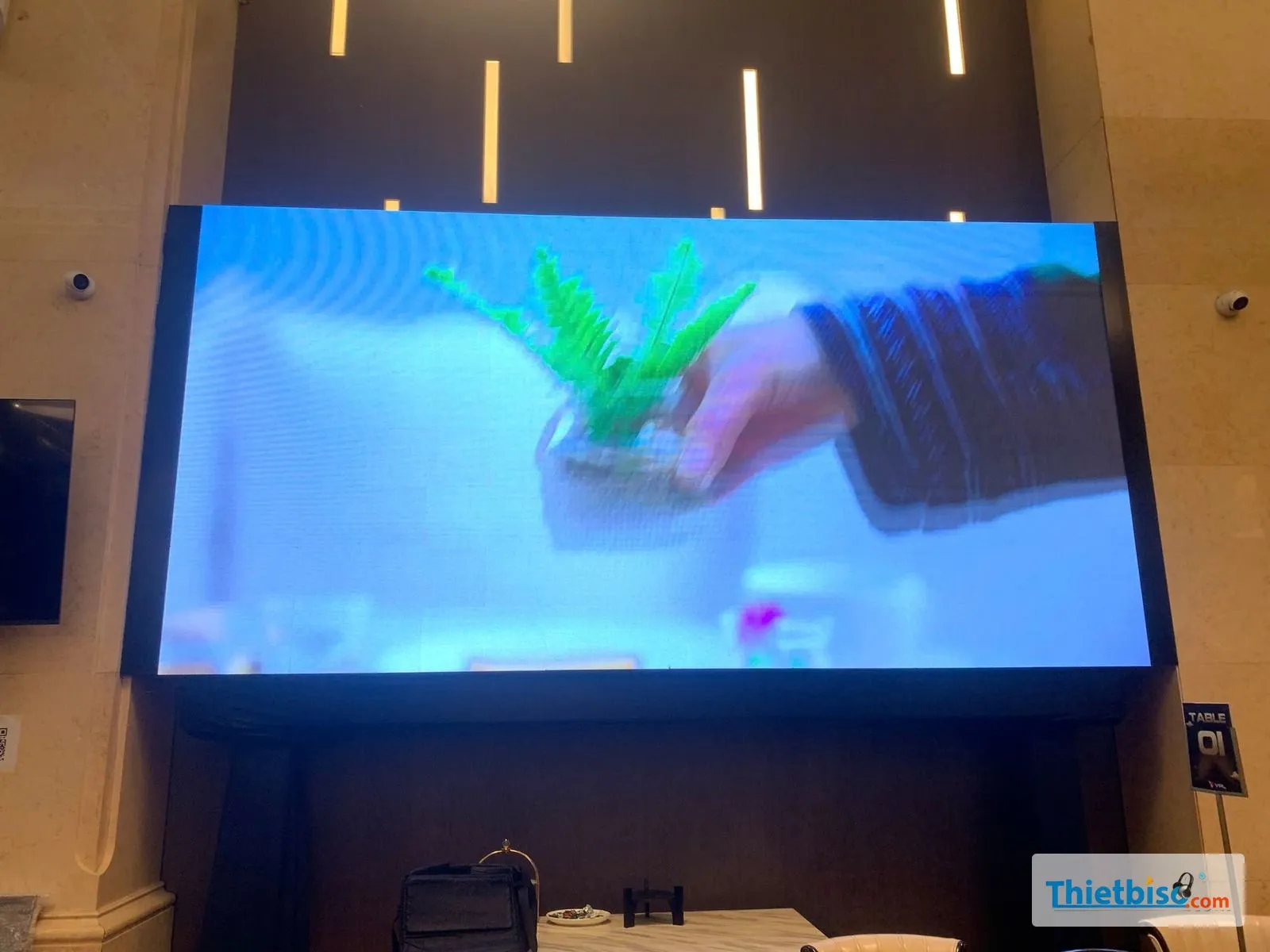 Màn hình LED lớn trên tường sảnh đang phát video