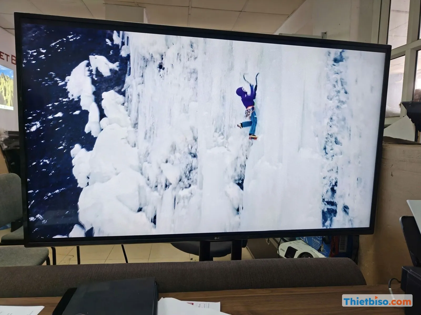 Tivi LG cỡ lớn đang phát video leo núi băng