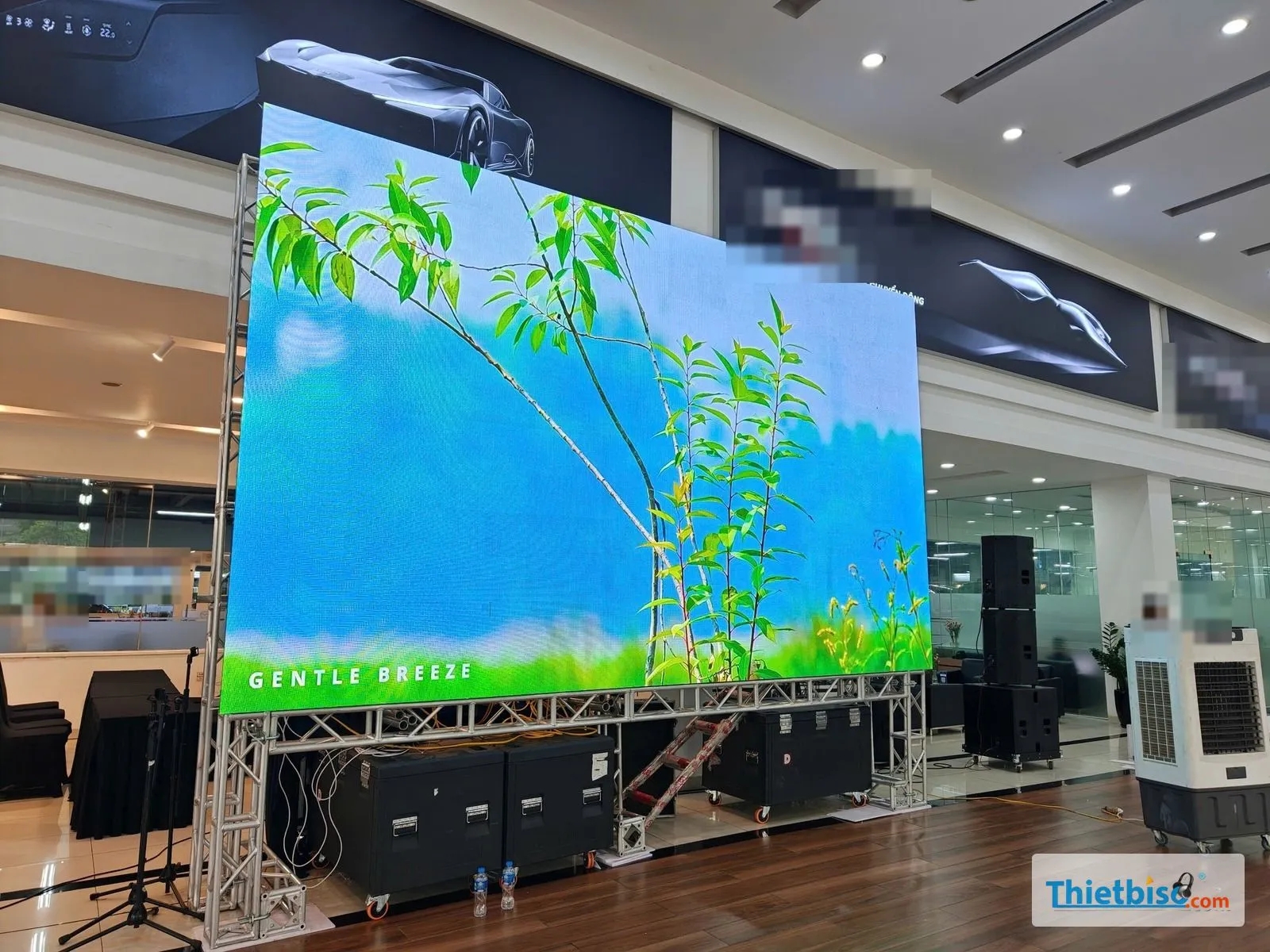 Màn LED lớn dựng trên khung truss cùng cột loa trong sảnh