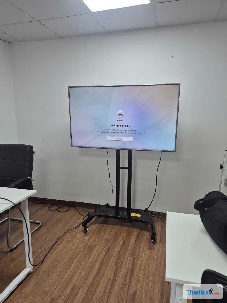 Tivi Samsung trên chân đẩy di động trong phòng họp nhỏ