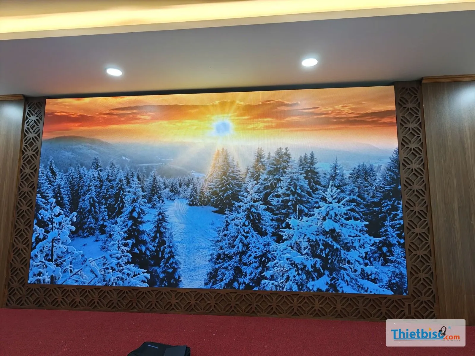 Màn hình LED trong nhà hiển thị cảnh rừng tuyết hoàng hôn