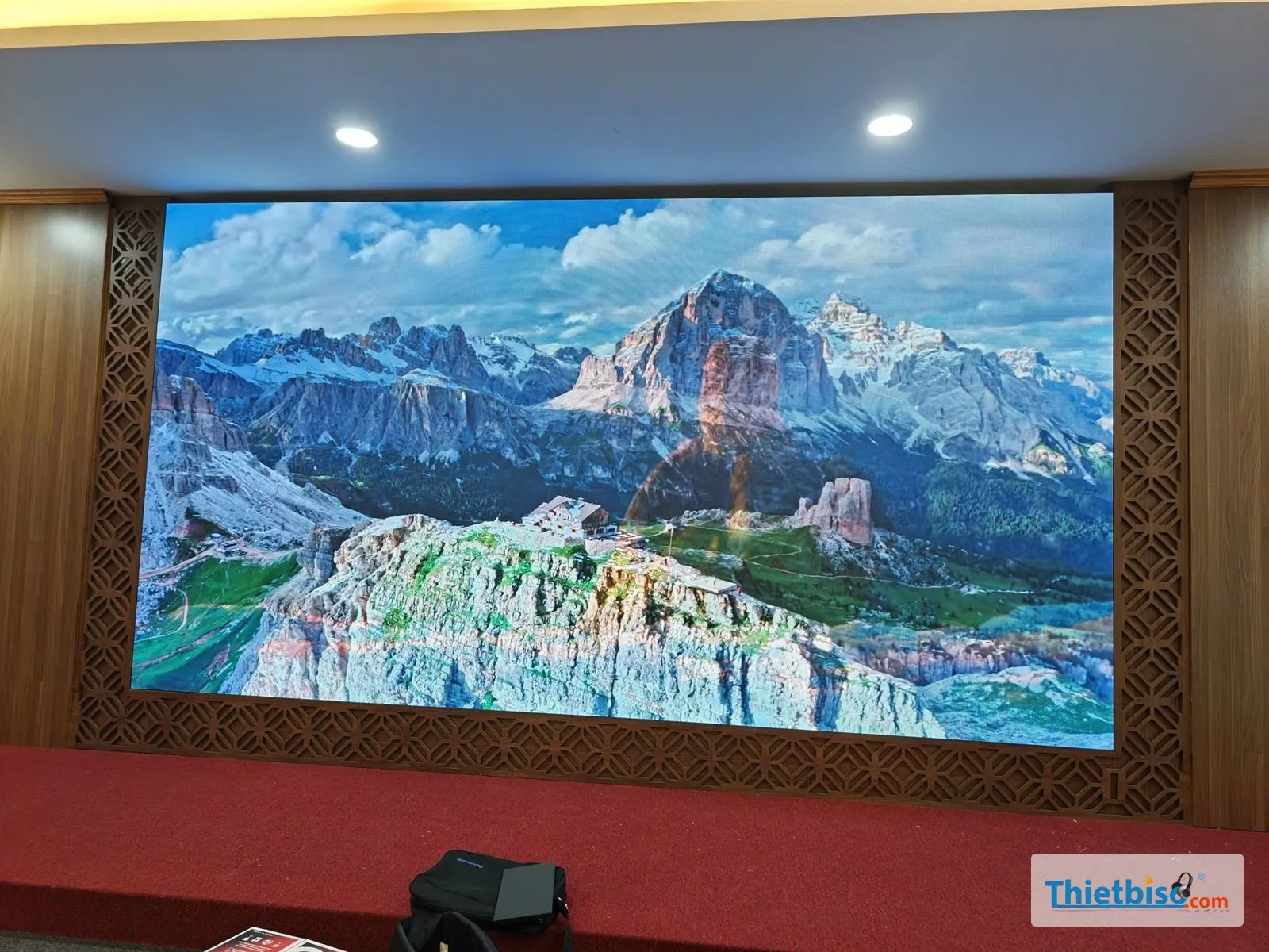 Màn hình LED lớn trên sân khấu hiển thị phong cảnh núi đá