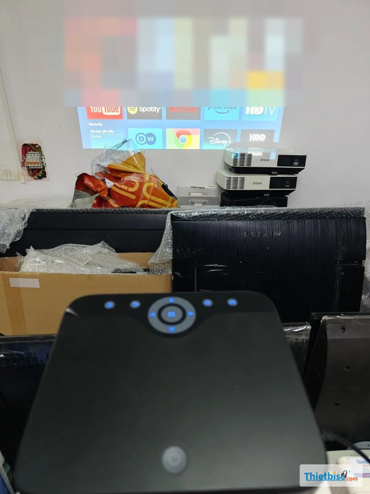 Máy chiếu mini chiếu thử giao diện ứng dụng, xưởng phía sau