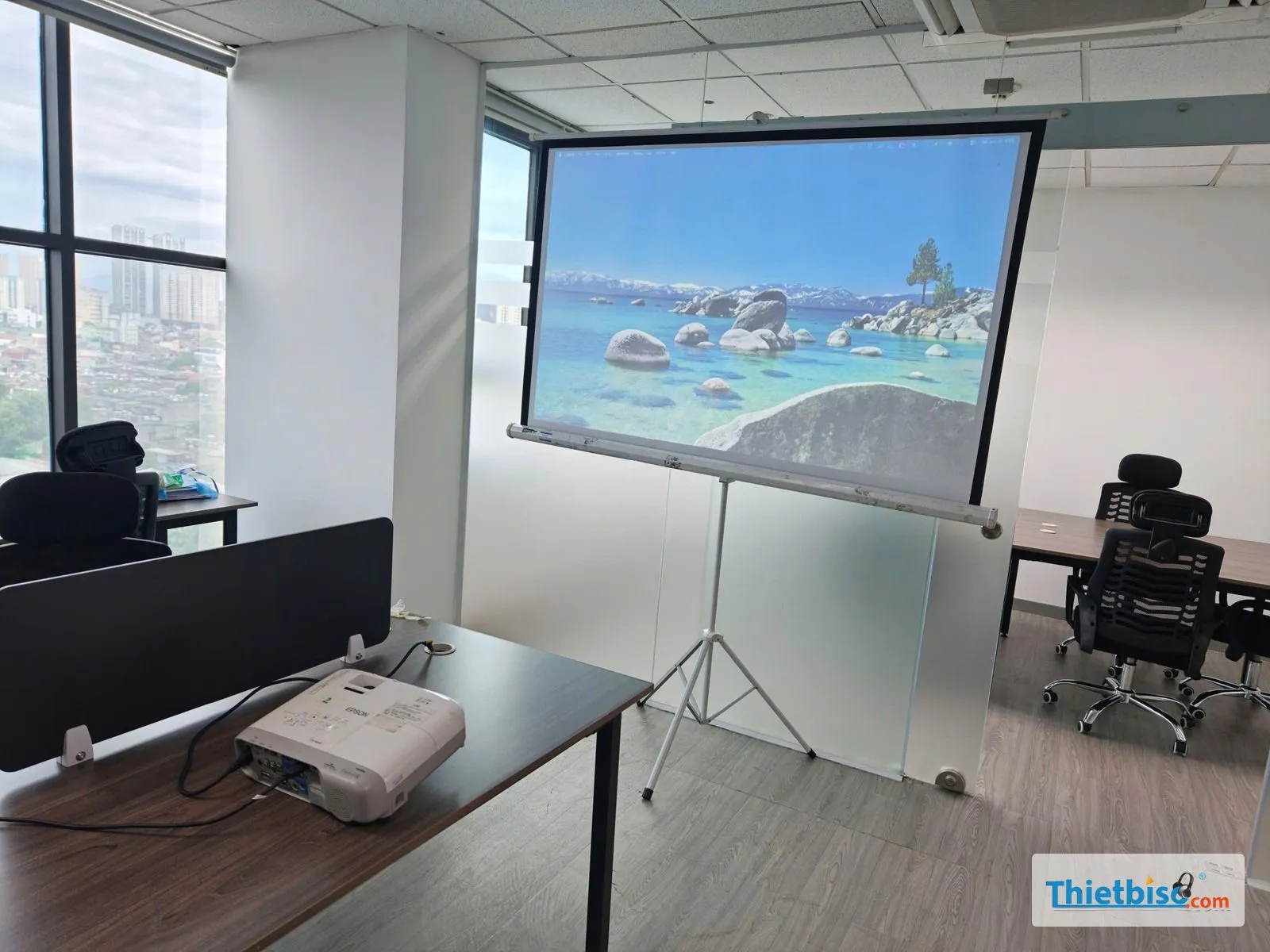 Máy chiếu Epson và màn chiếu chân trong văn phòng sáng