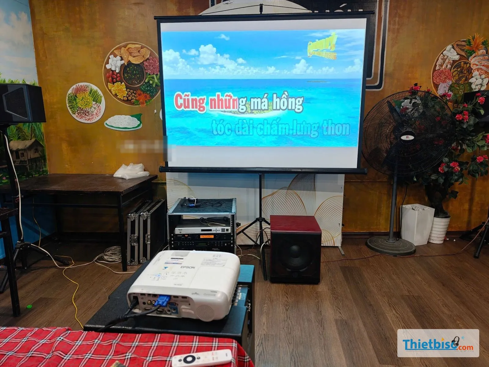 Máy chiếu Epson chiếu lời karaoke lên màn chân ba trong phòng tiệc