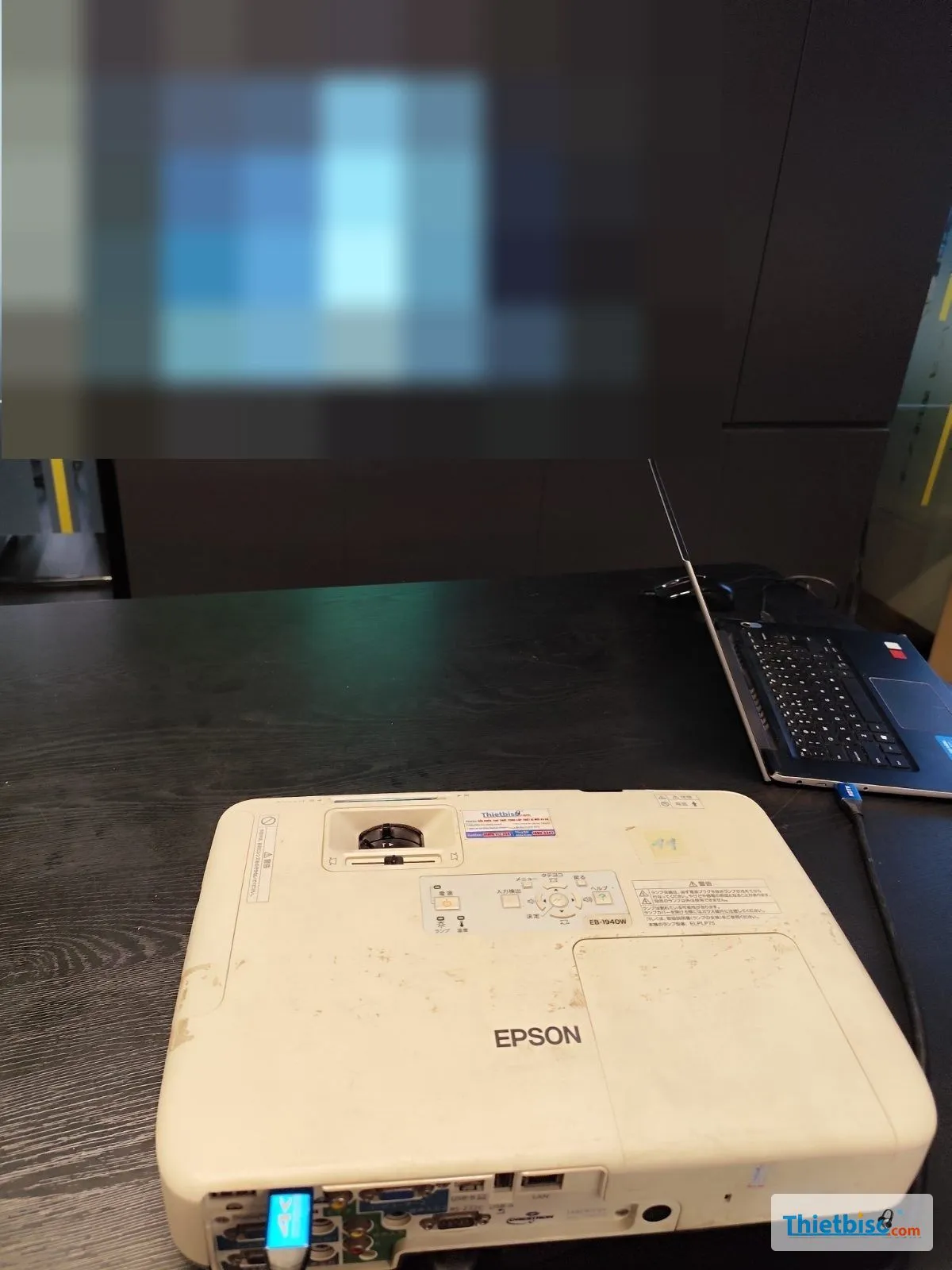 Máy chiếu Epson EB-1940W nối laptop chiếu màn hình lên tường
