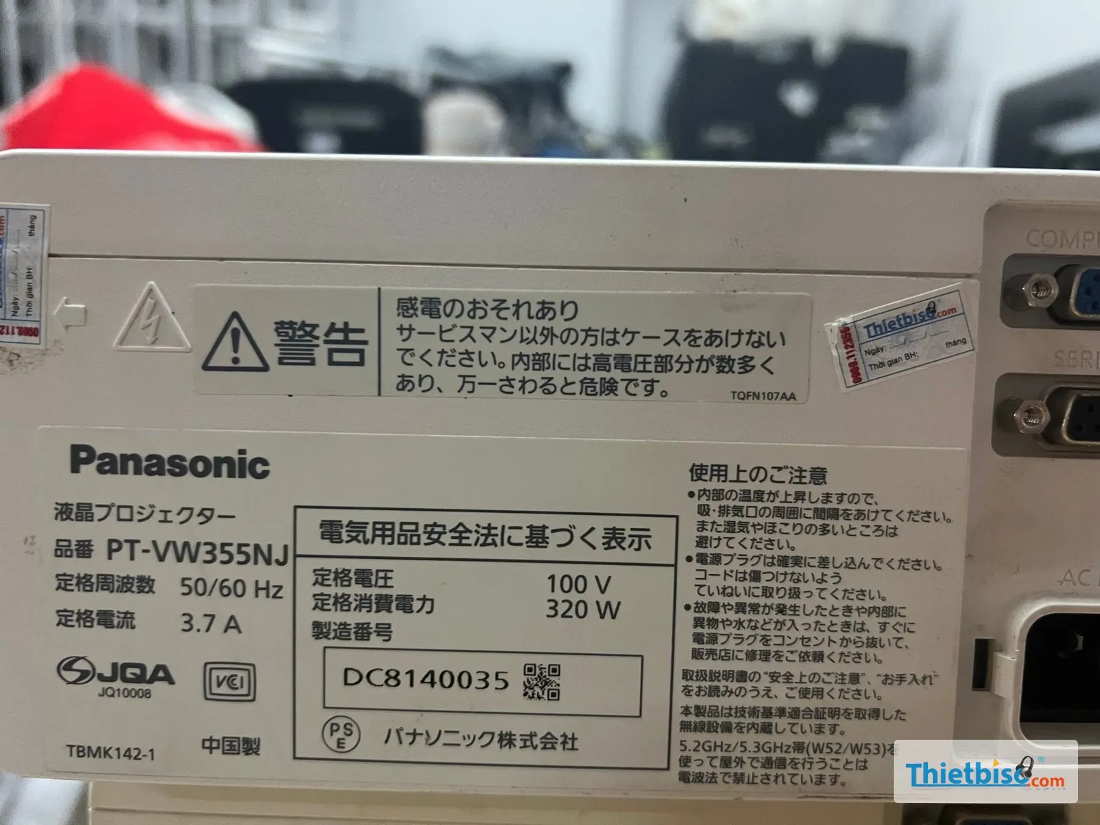 Cận cảnh nhãn thông số mặt sau máy chiếu Panasonic PT-VW355NJ cùng các cổng kết nối