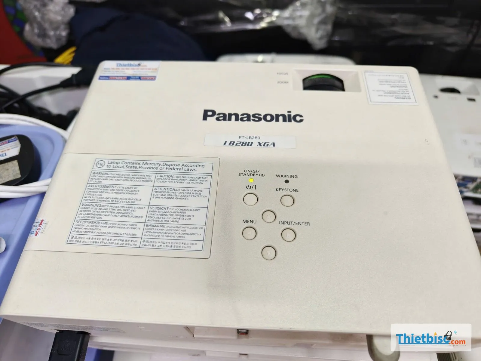 Mặt trên máy chiếu Panasonic PT-LB280 XGA với các nút điều khiển