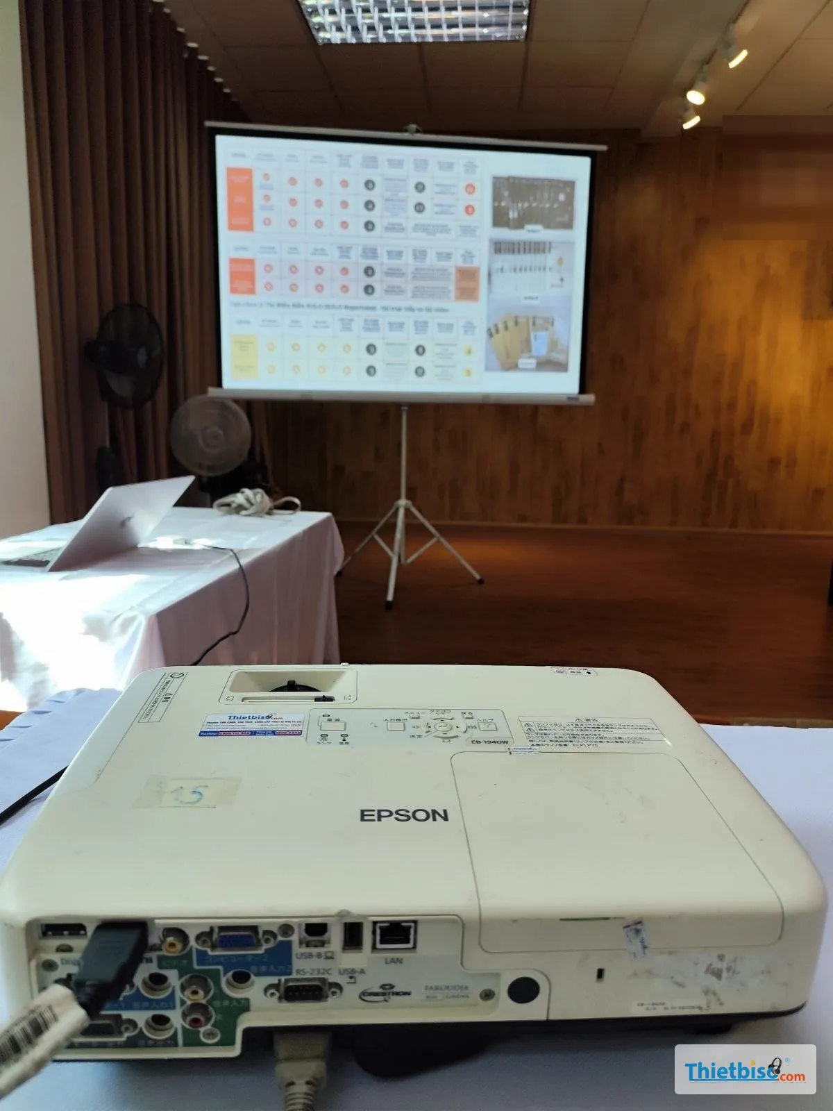 Máy chiếu Epson chiếu lên màn chiếu chân ba chân trong phòng