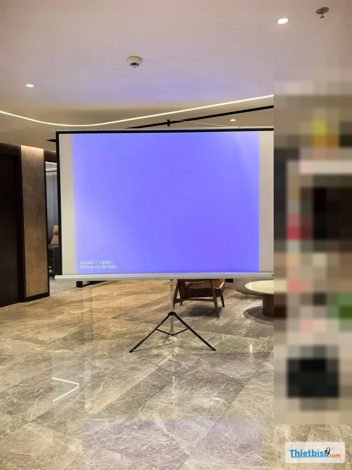 Màn chiếu chân ba chân trong sảnh đang báo không có tín hiệu